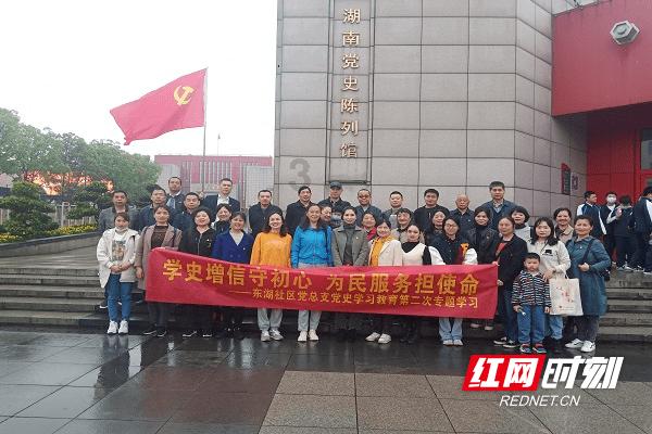 绥宁县:写春联赠春联 送“福”字添年味